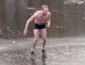 هولندى يسقط فى قناة مائية خلال تزلجه على الجليد بأمستردام.. شاهد ماذا فعل