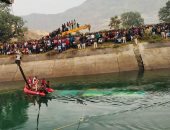 فيديو.. ارتفاع حصيلة ضحايا حادث غرق حافلة فى قناة مائية بالهند إلى 47 شخصا