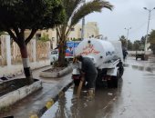 مياه دمياط تواصل عملها لشفط تراكمات مياه الأمطار فى أماكن تجمعاتها