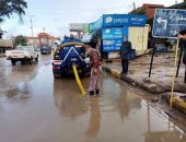 رئيس حى ثان المحلة يتابع أعمال شفط مياه الأمطار بالشوارع.. فيديو وصور