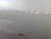 طقس سيئ يضرب ميناء غرب بورسعيد وتجمع مياه الأمطار على الأرصفة.. صور 