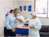 رئيس كولومبيا يعلن تلقى أول ممرضة لقاح كورونا فى البلاد
