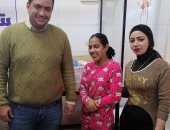 "رحمة" أصغر عاملة بسوق السمك فى بورسعيد: بشتغل علشان أساعد بابا.. فيديو