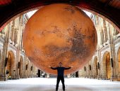 متحف التاريخ الطبيعي بلندن يثبت نموذج ضخم للمريخ للاحتفال بهبوط ناسا