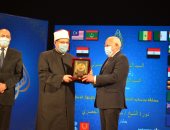 محافظ بورسعيد يهدي وزير الأوقاف درع المحافظة تقديرًا لجهوده في خدمة القرآن الكريم