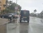 فيها حاجة حلوة.. رجال الشرطة ينقلون مسنة من أسفل الأمطار بالبوكس.. فيديو   