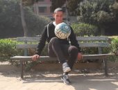 رونالدينيو الغلابة .. "أبو صلاح" يمزج كرة القدم بالأكروبات فى شوارع مصر