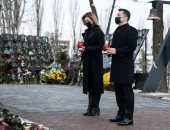 رئيس أوكرانيا وزوجته يحييان ذكرى "أبطال المئة السماوية".. فيديو وصور
