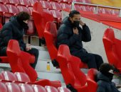 ليفربول ضد إيفرتون.. فان دايك يدعم الريدز من المدرجات.. صور