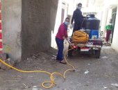 أهالى كفر الصلاحات بالدقهلية يطهرون الشوارع للحد من انتشار كورونا.. صور