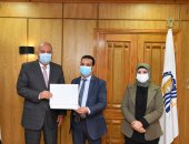 محافظ قنا يكرم أوائل الدورات التدريبية بمركز التنمية المحلية.. صور