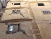 عقار آيل للسقوط يهدد حياة المواطنين فى الإسكندرية.. فيديو