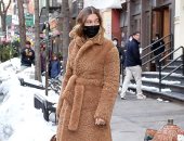 هايلى بالديون "قمة الأناقة" بين الثلوج في نيويورك بتوقيع Bottega Veneta 