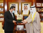سفير مصر لدى الكويت يسلم رسالة الرئيس السيسى للشيخ نواف الأحمد 