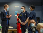 الأمير وليام يحتفى بموظفى هيئة الرعاية الصحية فى زيارة لمركز تطعيمات كورونا