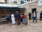 أهالى ضحايا مركب مريوط بالإسكندرية ينتظرون تصاريح الدفن أمام مستشفى العامرية 
