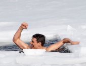 80.9 متر تحت الثلج.. غواص تشيكى يحطم الرقم القياسى بالسباحة تحت الجليد