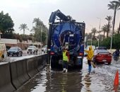 القابضة للمياه تتابع عمليات سحب تجمعات مياه الأمطار بالجيزة