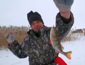 اصطياد الأسماك من تحت الجليد فى بيلاروسيا.. ألبوم صور