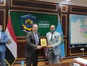 جامعة دمنهور تكرم نقيب الإعلاميين لدوره في ضبط المشهد الإعلامى