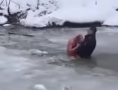 شرطى روسى ينقذ رجلا من الغرق تحت بركة مياه متجمدة بمدينة كراسنودار.. فيديو