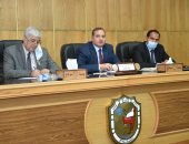 رئيس جامعة سوهاج يجرى مقابلات للمتقدمين للالتحاق ببرنامج تأهيل الشباب للقيادة