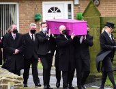 جنازة باللون الوردي لفتاة توفيت في غابات بريطانيا.. فيديو وصور