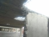 رئيس جهاز "القاهرة الجديدة" يزيل سقف دور كامل مخالف بالمدينة