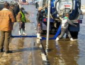 شفط مياه الأمطار من شوارع القاهرة وانتشار بأماكن التجمعات.. صور