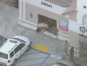 إصابة 3 أطفال إثر اقتحام سيارة لمبنى مدرسة بالخطأ فى لوس أنجلوس.. فيديو وصور