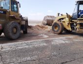 شاهد.. إصلاحات طريق غارب - الزعفرانة بعد سقوط تجمعات مياه الأمطار. فيديو