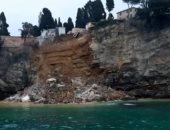 لحظة انهيار سور مقبرة بمدينة إيطالية وسقوط مئات التوابيت بالبحر.. فيديو وصور