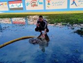 مدير مدرسة يقوم بتنظيف آثار الأمطار وتعقيم الفصول استعدادا للامتحانات