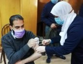 صحة الغربية تواصل تطعيم الأطقم الطبية بلقاح كورونا.. صور