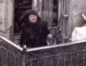 عجوز ترقص فى بلكونة منزلها فرحًا بتساقط الثلوج بجورجيا.. فيديو وصور