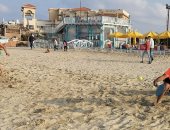 شاطئ بورسعيد .. ضحك ولعب وشمس صافية.. فيديو وصور 