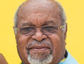 وفاة مايكل سومارى أول رئيس وزراء لبابوا غينيا الجديدة عن عمر ناهز 84 عاما