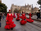 مسيرة الفساتين.. صناع "الفلامنكو" الإسبانية يتظاهرون بسبب الأزمة المالية