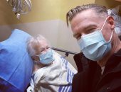 براين آدمز فى صورة سيلفى مع والدته المريضة بإحدى المستشفيات الكندية