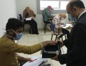 توزيع شيكولاتة في أول أيام امتحانات الترم الأول بفرع جامعة بنها بالعبور.. صور