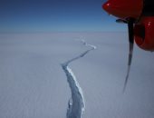 مشهد مخيف لشق جليدى بطول 150 مترًا فى القطب الجنوبى.. فيديو