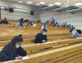 بدء امتحانات الفصل الأول بجامعة عين شمس ومنع الدخول بدون كمامة.. صور