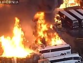 حريق ضخم يلتهم صف أتوبيسات في كاليفورنيا بأمريكا.. فيديو