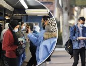 الطلاب رجعوا.. وزير التعليم العالى يتابع الإجراءات الاحترازية بكليات جامعة عين شمس بأولى جولاته.. والطلاب يستقبلونه بحفاوة ويلتقطون "سيلفى".. خالد عبد الغفار: "إحنا فى تحدى مش سهل لنحافظ على الجميع"..فيديو وصور