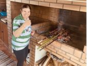 والدة رونالدو تطهو اللحوم على الفحم وتعلق: "غداء عائلى بعد ممارسة الرياضة"