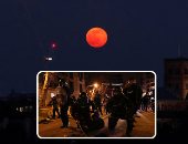 العالم هذا الصباح.. اعتقال 10 أشخاص في برشلونة خلال احتجاجات عنيفة على اعتقال مغني راب.. "قمر الثلج العملاق" يلمع فى سماء بريطانيا وفرنسا.. بريطانيا تودع الكابتن توم بطائرة من الحرب العالمية الثانية