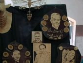 "محمد" الطالب بجامعة المنوفية يعبر عن موهبته الفنية بالنحت والرسم على الخشب 