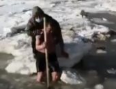  شاب صينى ينقذ عجوزا سقطت فى بحيرة متجمدة.. فيديو وصور