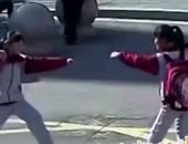 "عرض كونج فو وعناق".. شاهد كيف رحبت طالبتان ببعضهما أمام مدرسة بالصين