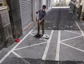 إيطاليون ينظفون الشوارع والمنازل من الرماد الناتج عن بركان إتنا.. صور
